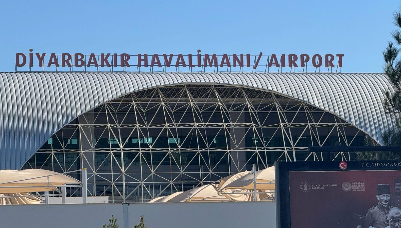 2 aylik bebek kotulesti ucak acil inis yapti OO9Ur3Os