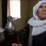 2 haftadir sulari akmayan zeynep teyze kar eriterek su muhtacligini karsiliyor BH31XbRZ