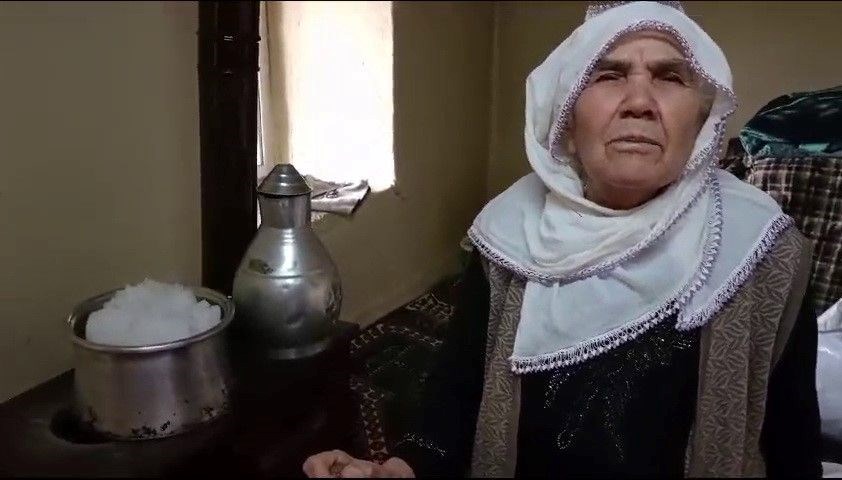 2 haftadir sulari akmayan zeynep teyze kar eriterek su muhtacligini karsiliyor BH31XbRZ