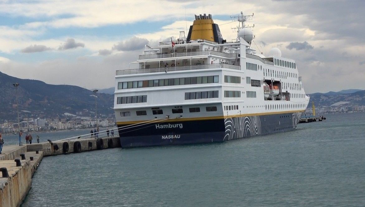 2025 yilinin birinci kruvaziyer gemisi alanya iskelesine demir atti