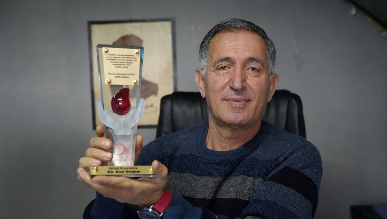 20li yaslarindan beri kan veriyor 69 bagisina plaket verildi Wrqvs2WG