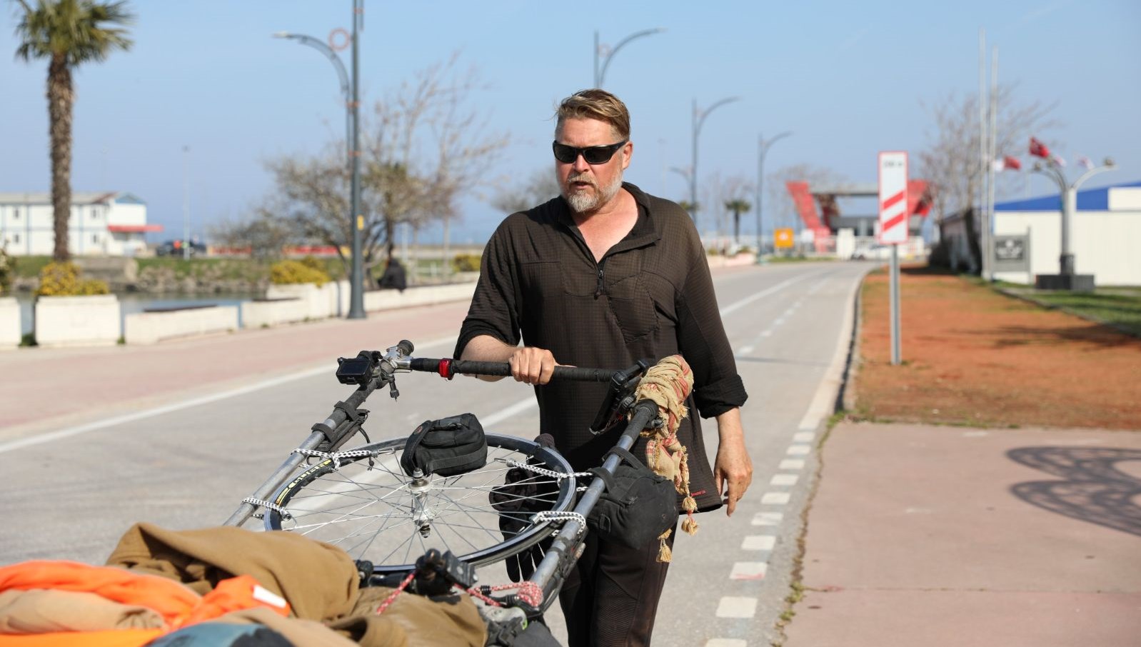 26 Yıldır Yürüyor: Güney Amerika'dan Samsun'a Adım Adım Bir Ömür Yolculuğu 71 26 yildir hicbir ulasim araci kullanmadi guney amerikadan yola cikip yuruyerek samsuna geldi zgeVvDXr