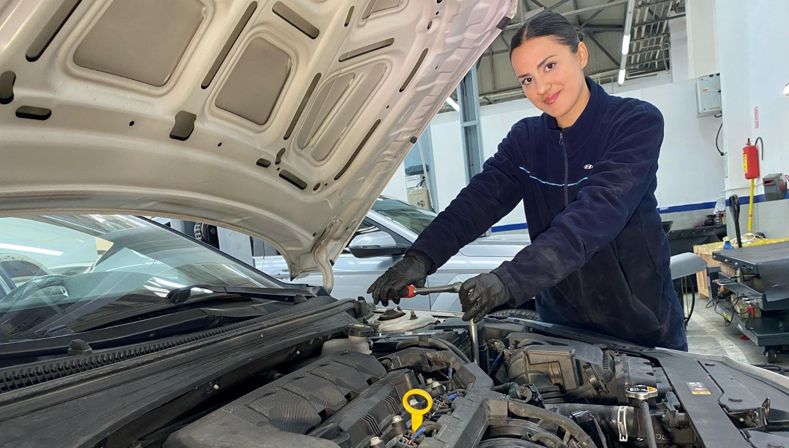 27 yasindaki 3 universite diplomali bayan usta baba meslegini surdurerek oto tamirciligi yapiyor