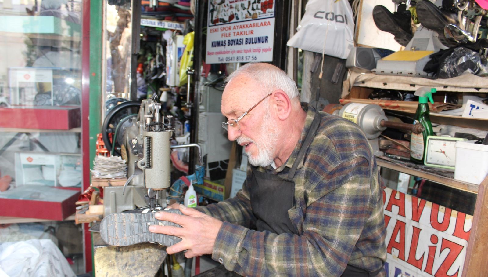 3 Metrekareye Sığan Ömür: Eşi Benzeri Olmayan Usta 71 3 metrekarelik dukkana bir omur sigdirdi benim uzere usta yok J49OG7Z2