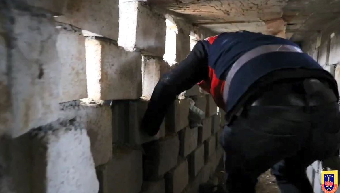 4 yildir araniyordu konutundaki zimn tunelde yakalandi ED1AI3uq