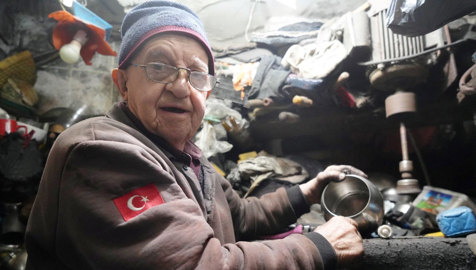 5 Metrekarede 40 Yıl: 80'lik Zeki Usta'nın İkinci Bahar Atölyesi 71 40 yildir 5 metrekarelik dukkanda 80 yasindaki zeki usta esyalara ikinci baharini yasatiyor I18PFu4R