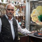 44 yildir antikacilik yapiyor asirlik gramofonlara gozu uzere bakiyor sneycpsS