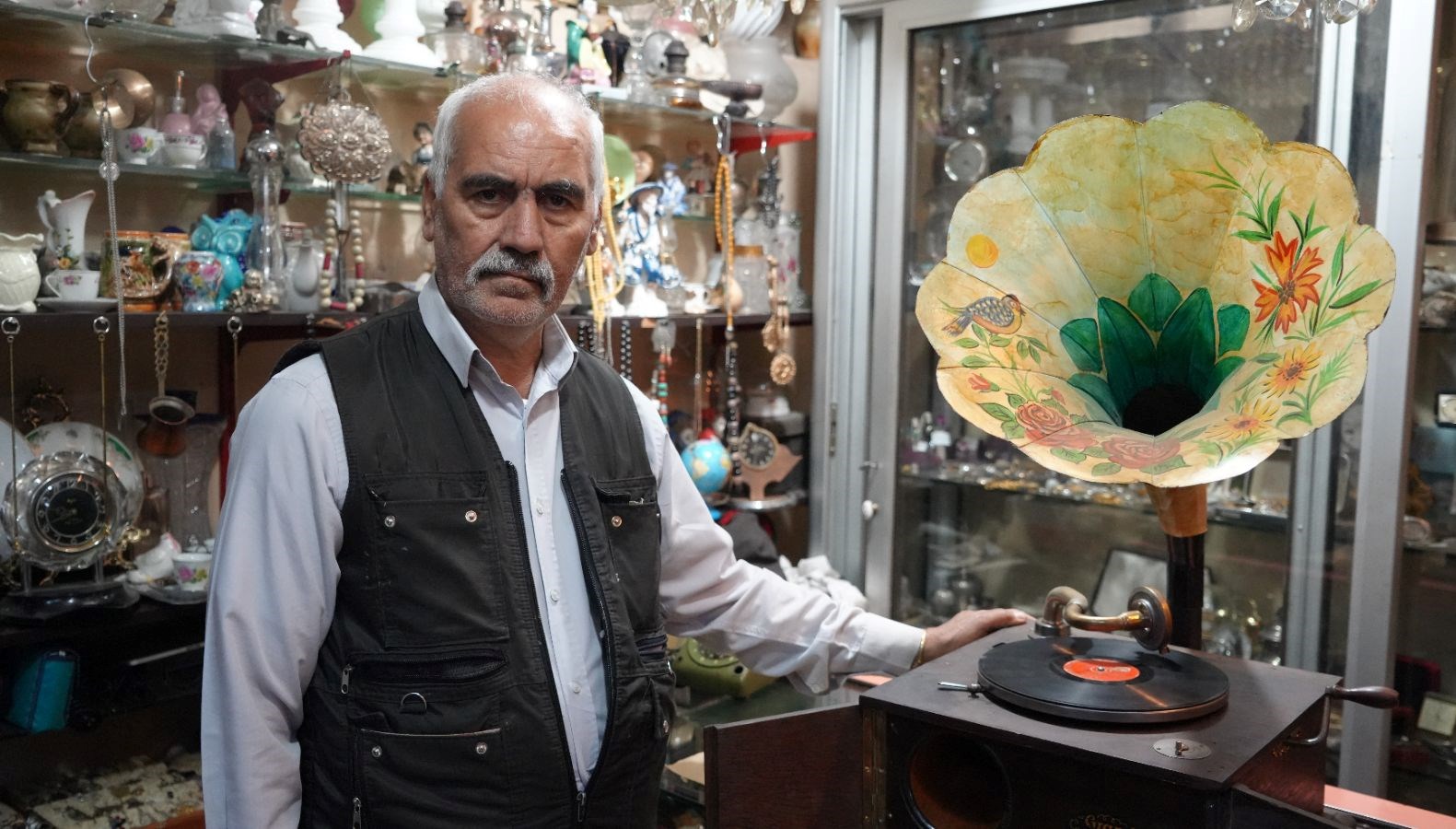 44 yildir antikacilik yapiyor asirlik gramofonlara gozu uzere bakiyor sneycpsS