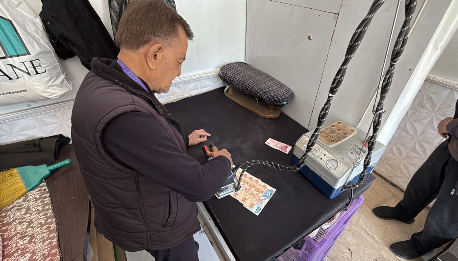 47 yillik terzi ahmetten farkli hareket aldigi ve verdigi tum paralari utuluyor