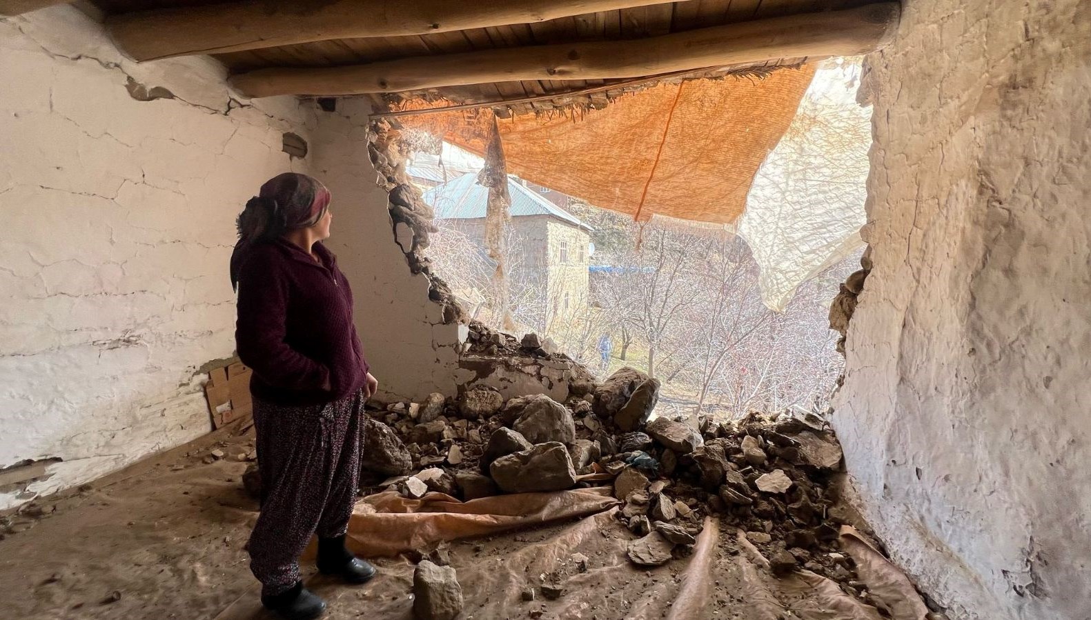 4.8'lik Sarsıntı Hudut Köyünü Vurdu: Evler Yıkıldı 71 48lik zelzele hudut koyunde hasara neden oldu konutlarin duvarlari yikildi llmh84Sn