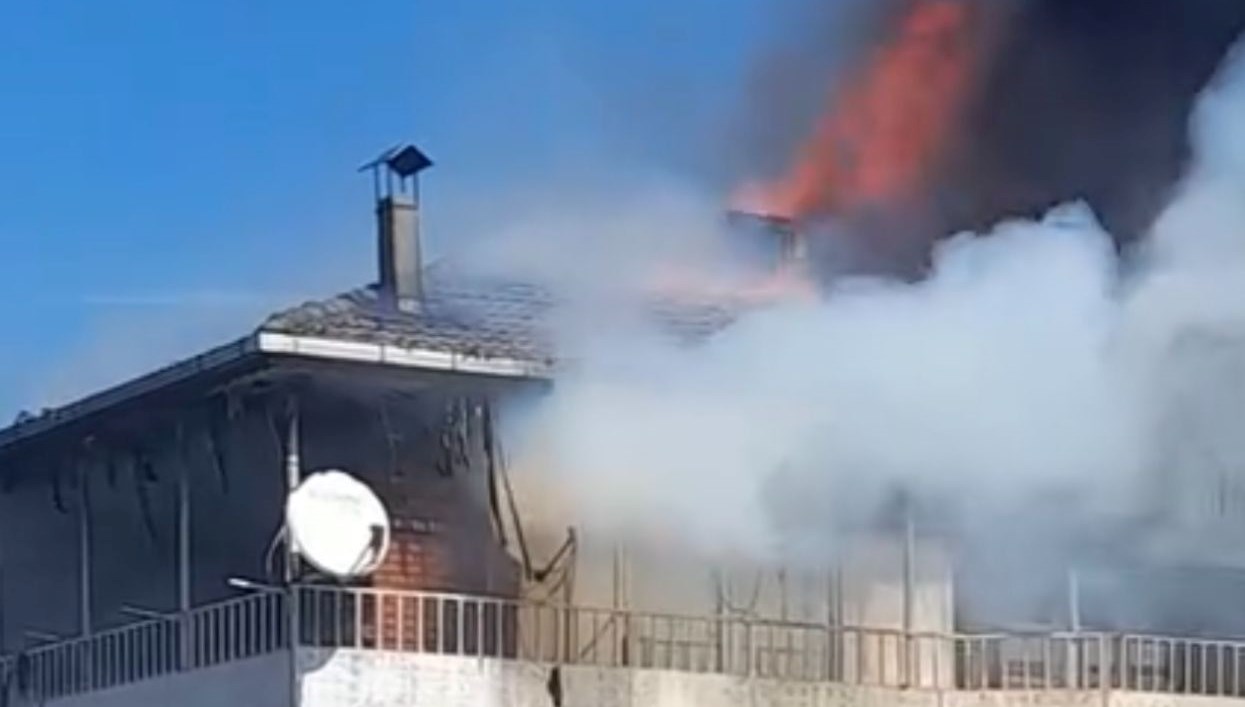 5 katli binanin catisi alev alev yandi csLBdJu4