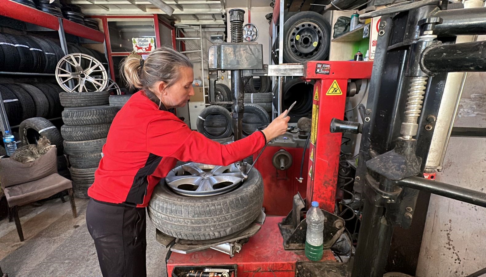 54 yasindaki bayan kanseri yendi 2013 yilindan bu yana lastik tamiri yapiyor