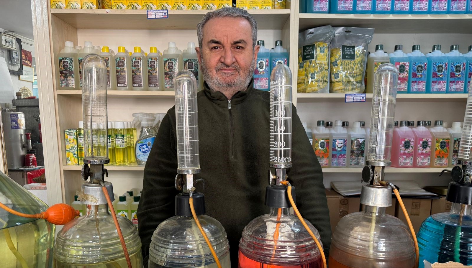 55 yil evvel babasinin actigi dukkanda uretime devam ediyor jeYXzbGs