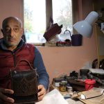 58 yasindaki depremzede el emegi yaptigi cantalarla gecimini sagliyor WPcq5zeT