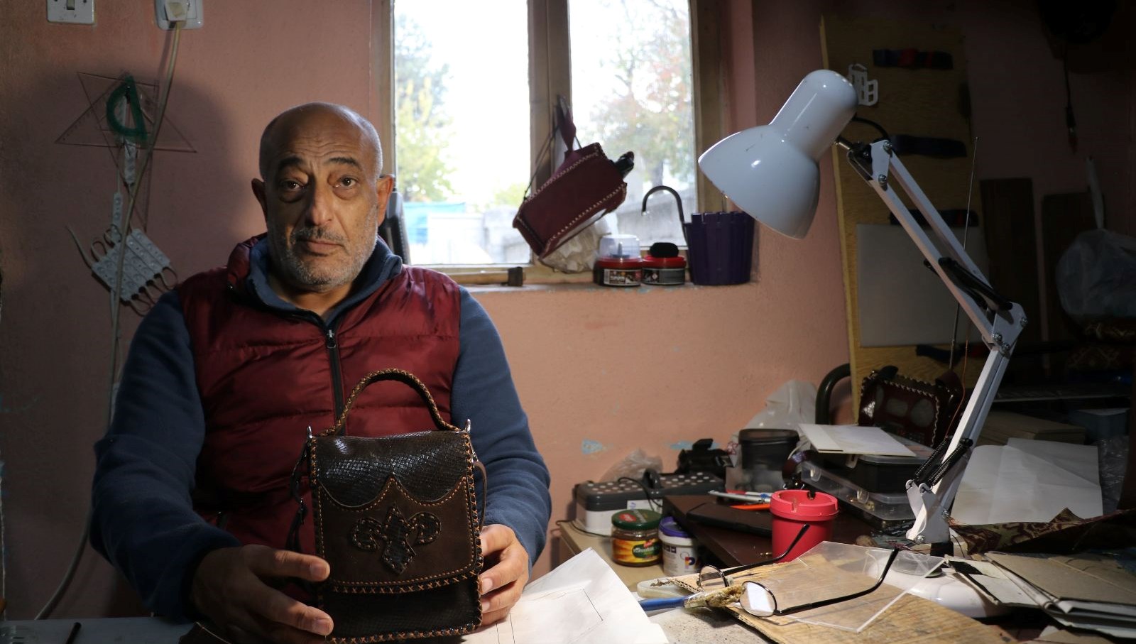 58 yasindaki depremzede el emegi yaptigi cantalarla gecimini sagliyor WPcq5zeT