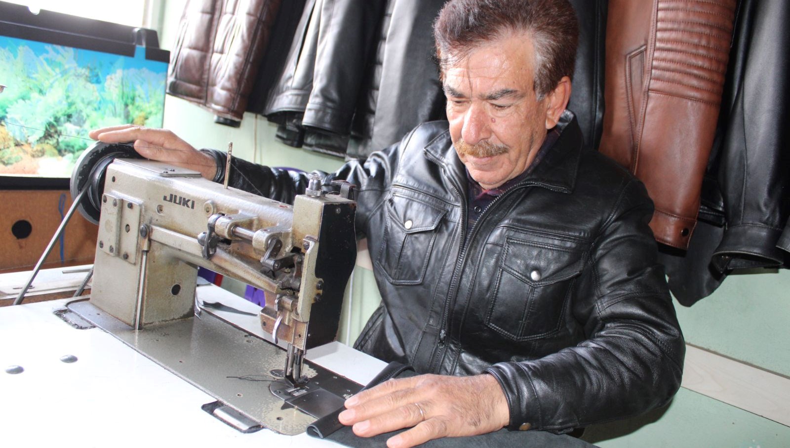 66 yasinda meslegini severek yapiyor ham deriler elinde sanata donusuyor 2LYz6Evc
