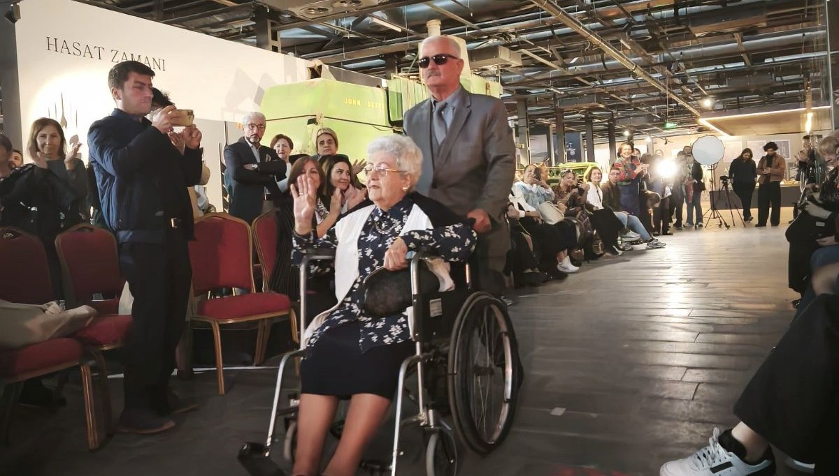 Yaş 70, Defileye Devam: Podyumun Yeni Yıldızları 71 70 yasinda podyuma ciktilar WItIt8Wr