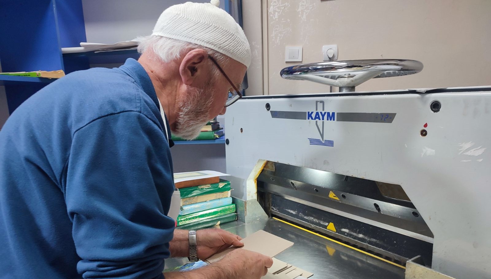 70 yasindaki mahmut amca ciltciligi surduruyor bu isi bir gonul isi olarak goruyor q8DGCeWM