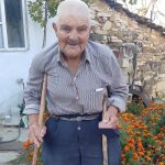 75 yasindaki halil dede sevinciyle hayata tutunuyor 2 bastonla yuruyor bir gozu gormuyor 6iKZE4D2