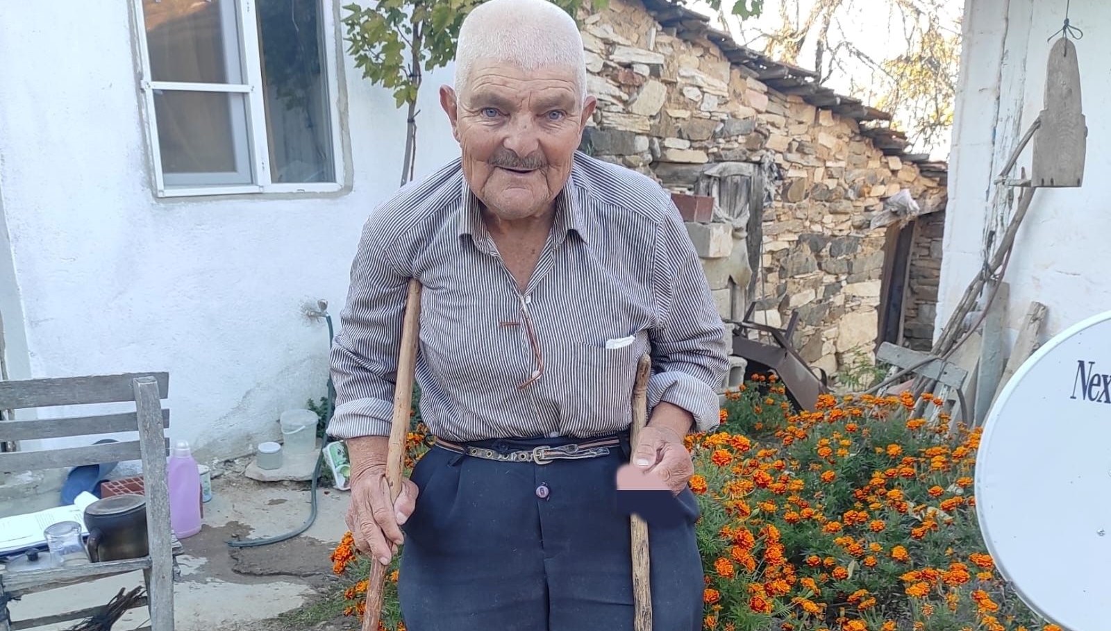 Hayata İki Bastonla ve Tek Gözle Tutunan 75'lik Halil Dede'nin Umut Dolu Hikayesi 71 75 yasindaki halil dede sevinciyle hayata tutunuyor 2 bastonla yuruyor bir gozu gormuyor 6iKZE4D2