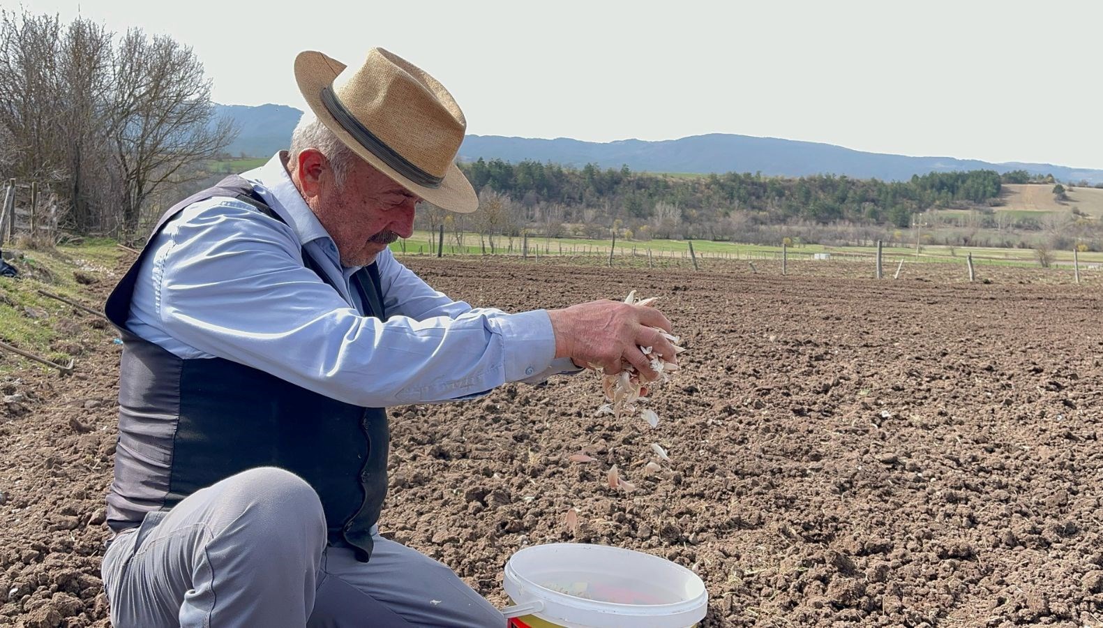 77 yasinda genclere tas cikartiyor taskopru sarimsagiyla gecimini sagliyor Z3pmAPFW
