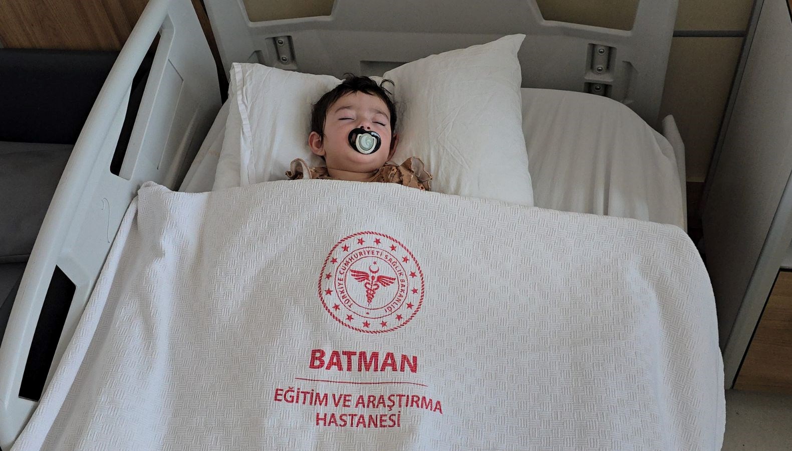 9 aylik bebek heimlich hareketi ile hayata tutundu cekirdek kabuklari akcigerine saplanmis v6eHZSHt