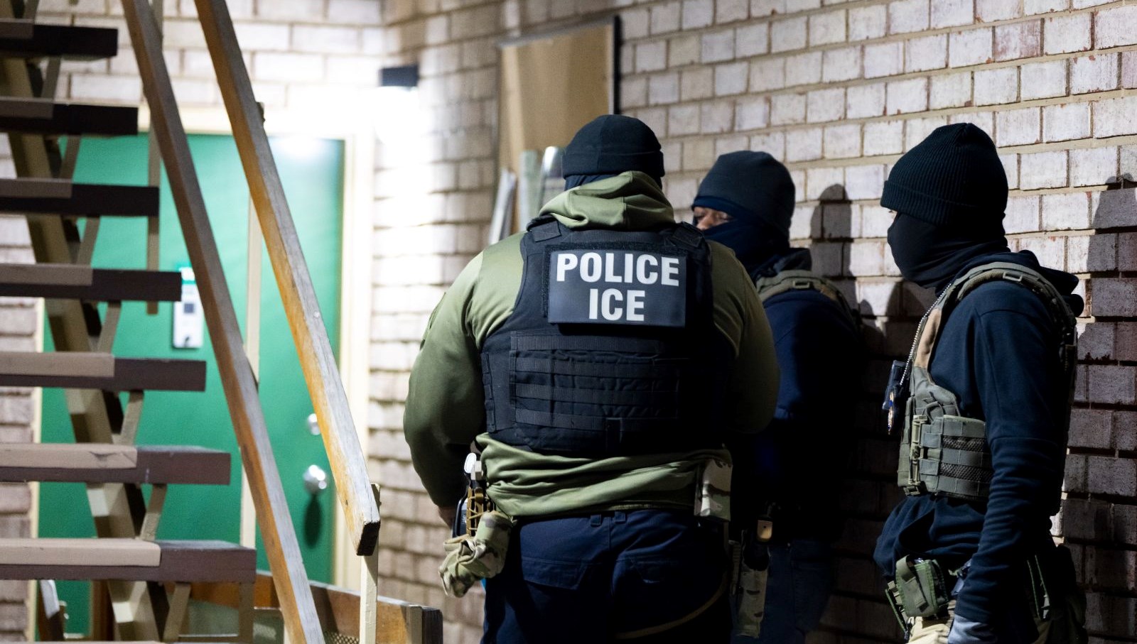 abdde bir ogrenci daha gocmenlik dairesi tarafindan gozaltina alindi bgCmV5CY