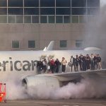 abdde yolcu ucagi inisten sonra alev aldi ucagin kanadinda yardim beklediler 6ZympHDm