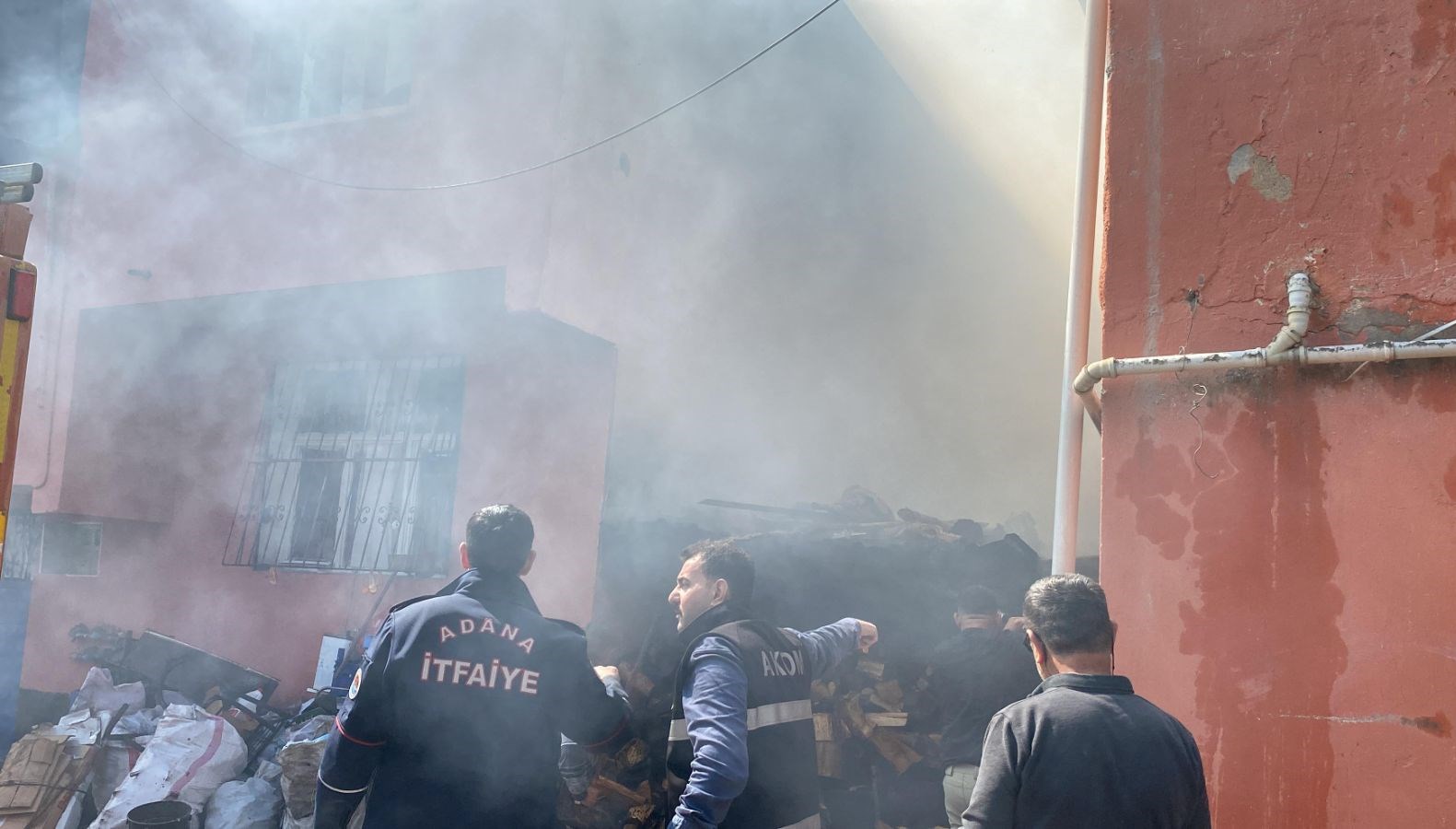 Adana Alevlere Esir: İki Evden Geride Küller Kaldı 71 adanada yangin panigi iki mesken kule dondu nrOLcJav