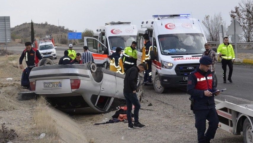 adiyamanda korkutan kaza araba takla atti In2pwjFK