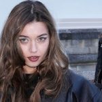 afra saracoglu paris moda haftasinda simsiyah gorunumuyle goz kamasirdi aKx1tcdE