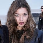 afra saracoglu paris moda haftasinda simsiyah gorunumuyle goz kamastirdi TcSFKKDa