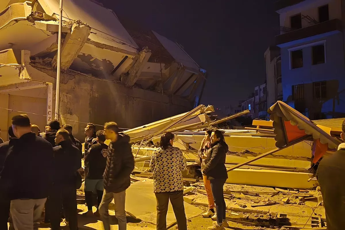 agir hasarli apartman prefabrik is yerinin uzerine coktu kuhFpHaO