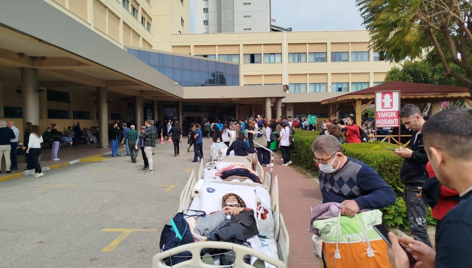 akdeniz universitesi hastanesinde yangin hastalar tahliye edildi M3shO6E5