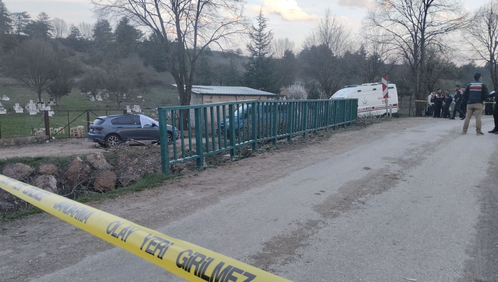 Akraba Kavgası Mezarlıkta Kanlı Bitti: Amca Yeğenini Toprağa Gömdü 71 akrabalarin mal hengamesi kanli bitti mezarlikta yegenini oldurdu fQywu7bu