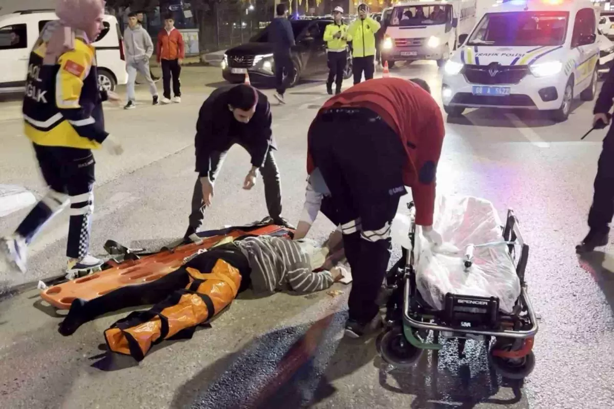 Aksaray'da Otomobilin Vurduğu Kadın Yaşam Mücadelesi Veriyor 71 aksarayda bayan arabanin carpmasiyla agir yaralandi hL4vVa1T