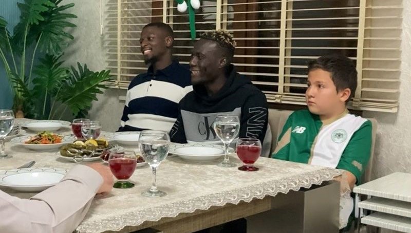 alassane ndao ve keyta konyali aile ile birlikte oruc acti