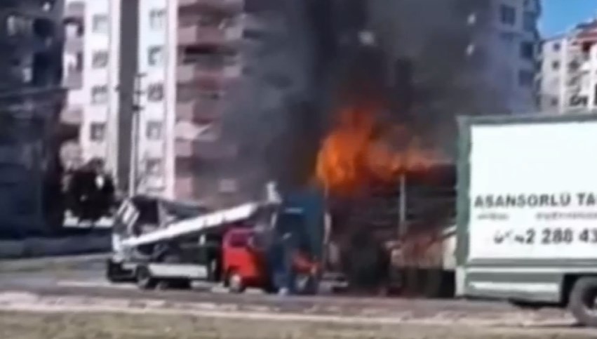 Alevler İçinde Kalan TIR'dan Geride Küller Kaldı 71 alev alan tir kule dondu h6hyBAjX