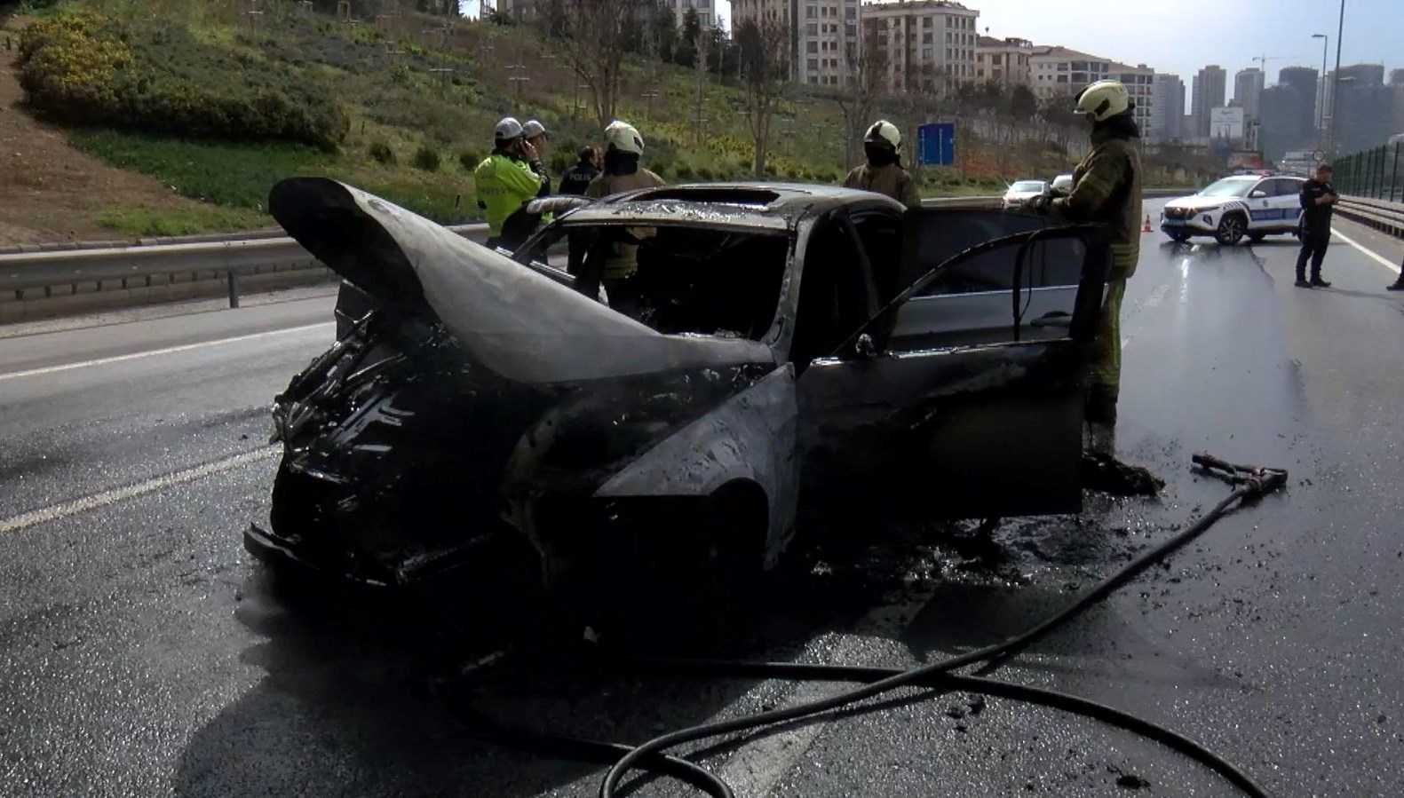 Alevler İçinde Küle Dönen Araba: Şok Eden Görüntüler 71 alev alev yanan araba kule dondu