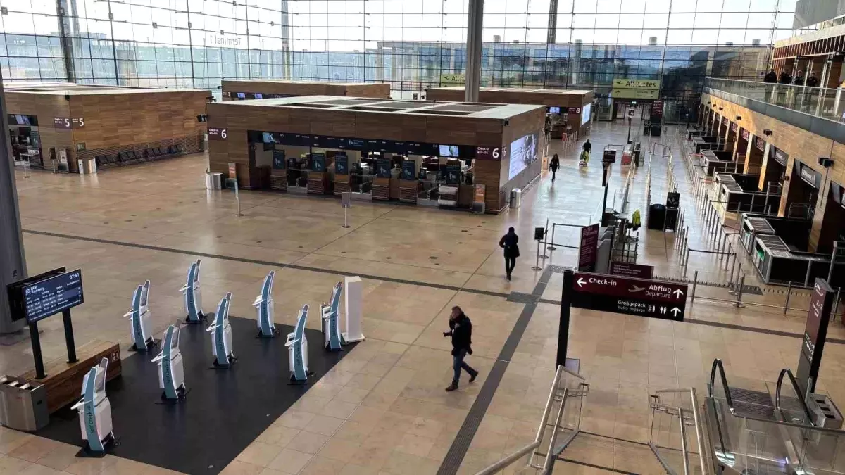 Almanya Havalimanları Felç: Grev Dalgası Uçuş Planlarını Alt Üst Etti 71 almanyada havalimanlarinda grev 3400 ucus iptal ZsJGRhkJ