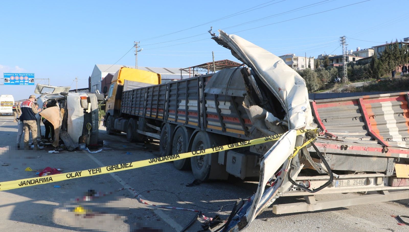 alti kisinin oldugu kazada yarali kurtuldu kazayi hatirlamiyorum gozlerimi hastanede actim 7MQTqAm9