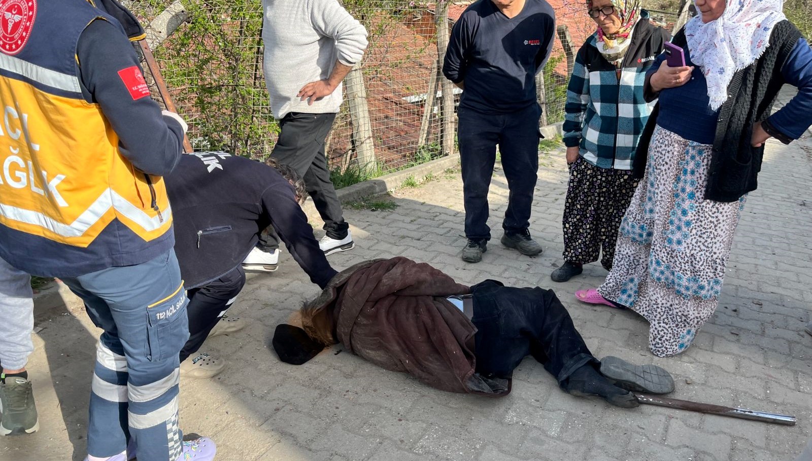 alzheimer hastasi yasli adami demir boruyla dovdu VKCtKZKR