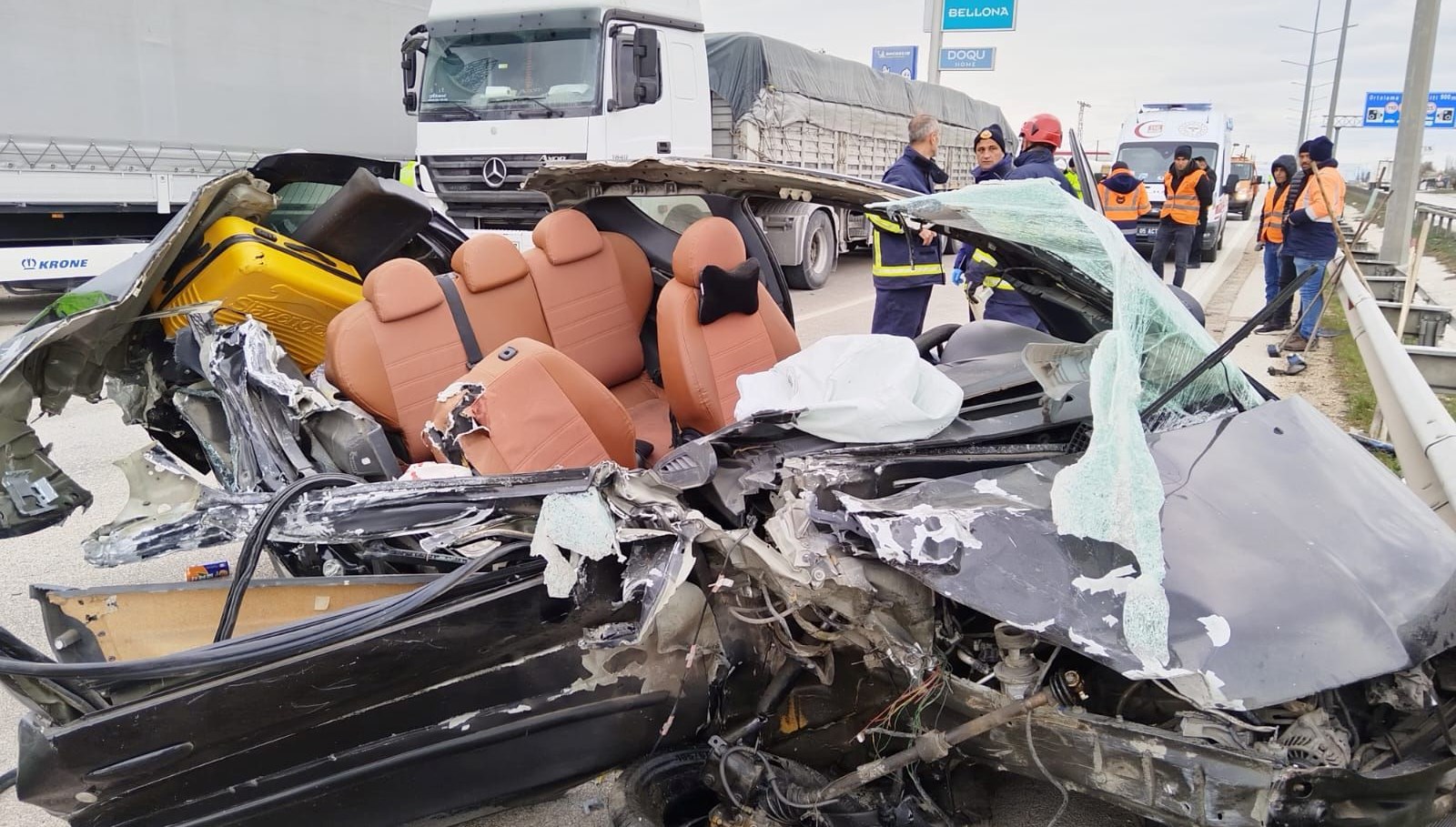 amasyada feci kaza araba paramparca oldu WmUvDqIT