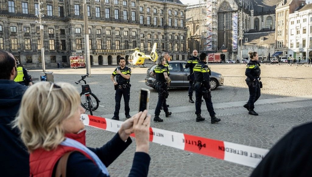 amsterdamda bicakli hucum 3u agir 5 yarali dam meydani kapatildi