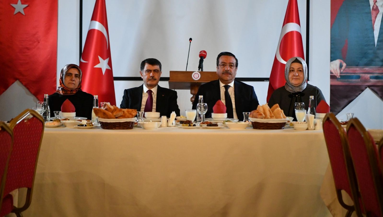 ankara valisi sahin belediyelerimiz hayvan barinagikapasitemizin yarisini bile kullanmiyor 98LMw41Y