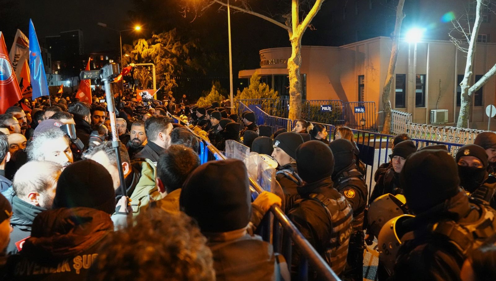 Ankara'da Polise Mukavemet Şoku: 41 Gözaltı! 71 ankarada polise direnc gosteren 41 supheliye gozalti