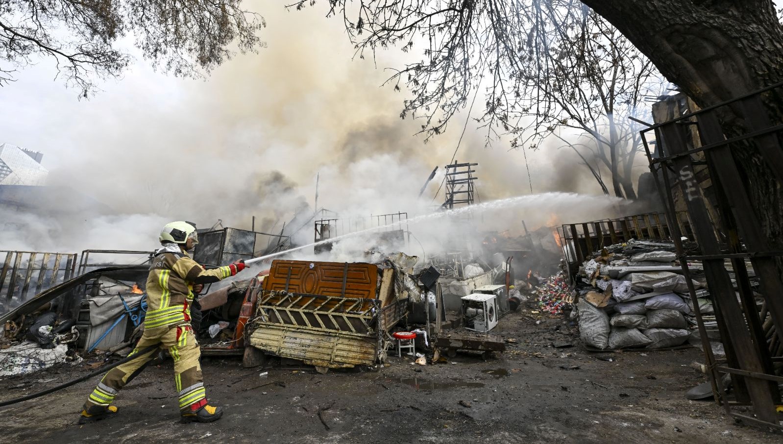 ankarada yangin panigi copte basladi binalara sicradi