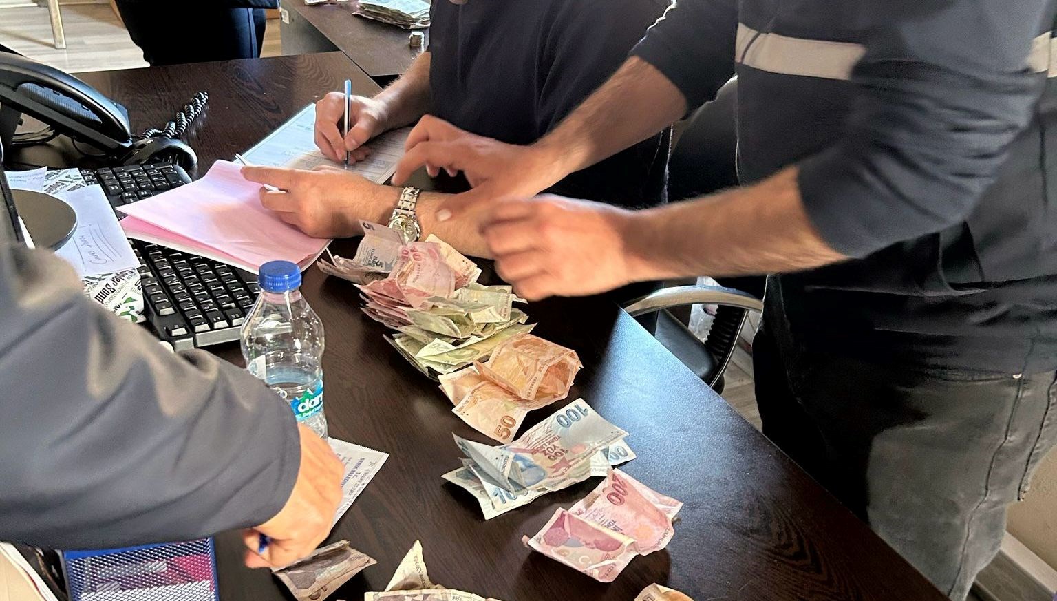 antalyada dilenci operasyonu uzerlerinden 19 bin lira cikti XnH4EDQs