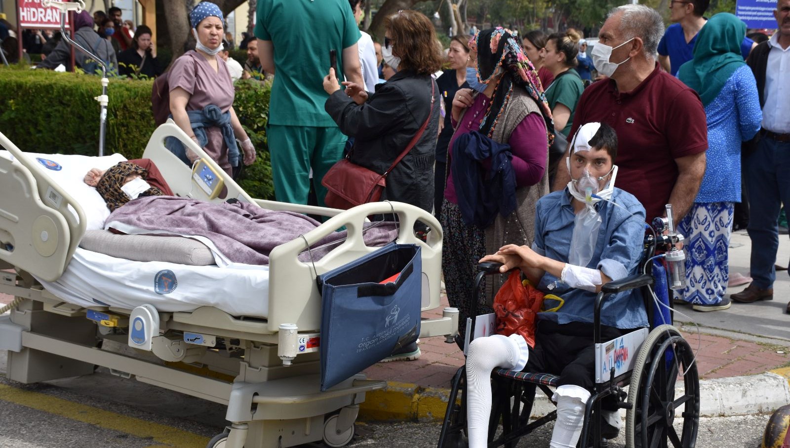 antalyada hastanede yangin panigi hastalar sedyelerle tahliye edildi LqPa1fKL