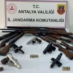 antalyada ruhsatsiz silah operasyonu 8 gozalti Xggr1gZA